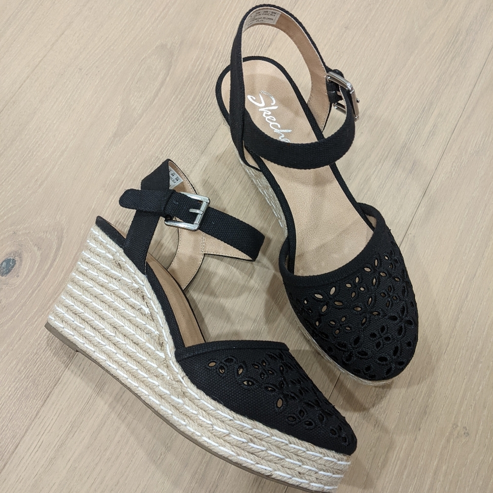 Sketchers black eyelet wedges